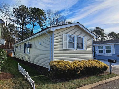 21 Village Cir E, Manorville, NY, 11949-9568 | Card Image