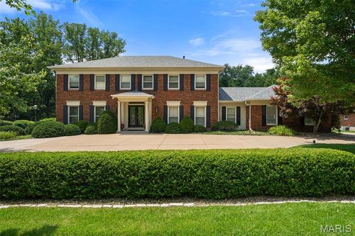 233 Brooktrail Ct, Creve Coeur, MO, 63141-8302 | Card Image