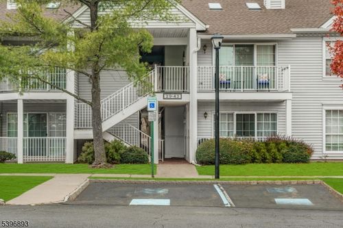 37 Chelsea Ct, FRANKLIN PARK, NJ, 08823-1502 | Card Image