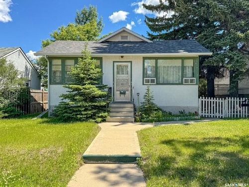 221 4th Ave Ne, Swift Current, SK, S9H2J4 | Card Image