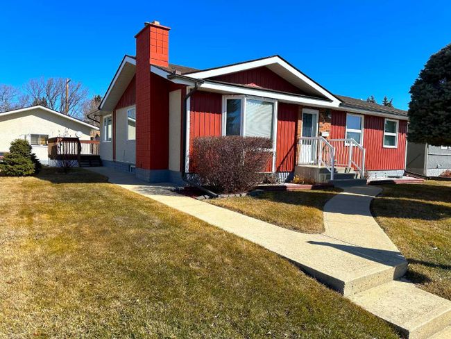 5624 48 Avenue, Home with 4 bedrooms, 2 bathrooms and 2 parking in Lacombe AB | Image 1