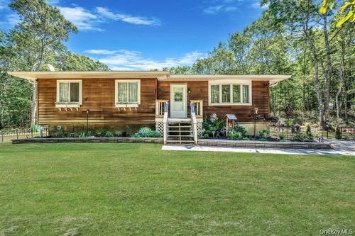3 Emily Ct, Hampton Bays, NY, 11946-2032 | Card Image