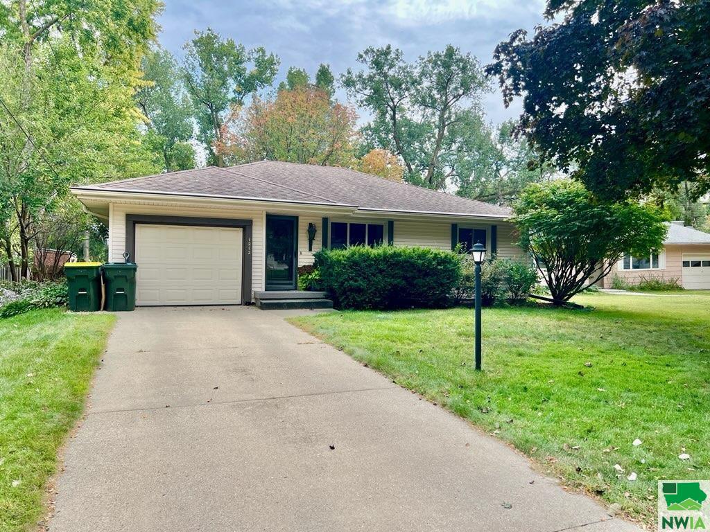 Olaf Ct, Sioux City, IA 51104
