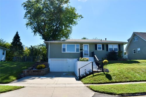 2165 Country Club Dr, Marion, IA, 52302-5523 | Card Image