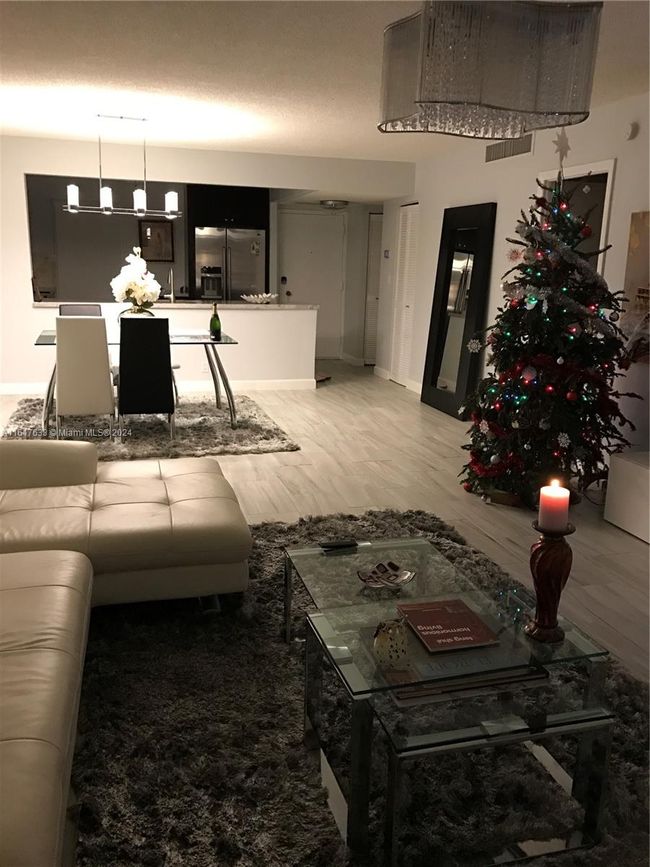 APT-16B - 427 Golden Isles Dr, Condo with 1 bedrooms, 2 bathrooms and null parking in Hallandale Beach FL | Image 9
