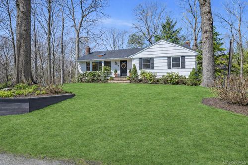 39 Hennessey Dr, Huntington, NY, 11743-3826 | Card Image