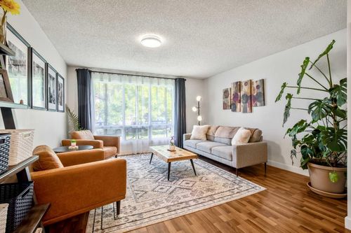 19 Hawkfield Way Nw, Calgary, AB, T3G2G8 | Card Image