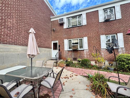 91-224-20 Manor Rd, Queens Village, NY, 11427-2006 | Card Image