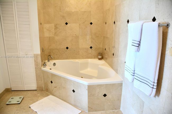 APT-4505 - 848 Brickell Key Dr, Condo with 3 bedrooms, 4 bathrooms and null parking in Miami FL | Image 38