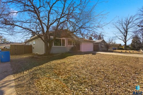 2016 S Elmwood Ave, Sioux Falls, SD, 57105-2322 | Card Image