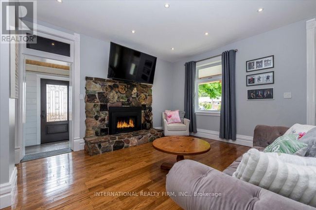 8061 Main St, House other with 3 bedrooms, 2 bathrooms and 3 parking in Everett ON | Image 4