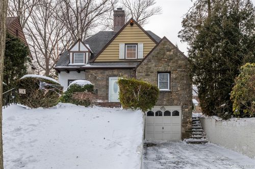 18 Bailey Pl, New Rochelle, NY, 10801-1202 | Card Image