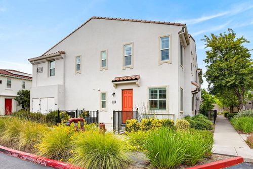 68101-5301 E Commerce Way, Sacramento, CA, 95835-3046 | Card Image
