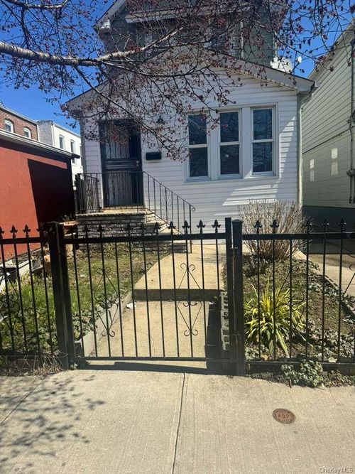 8811 185th St, Hollis, NY, 11423-1809 | Card Image