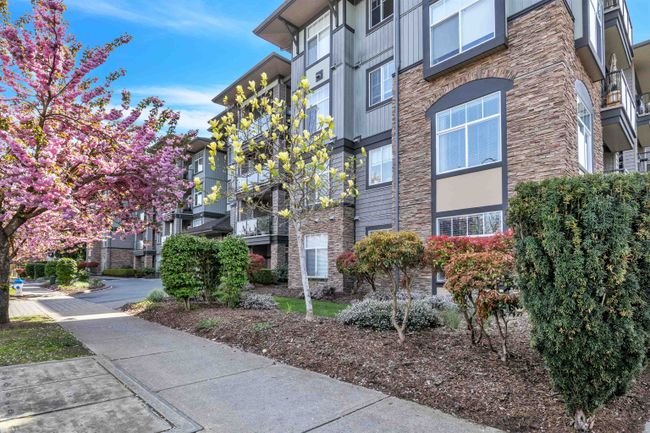 308 - 33338 Mayfair Avenue, Condo with 2 bedrooms, 2 bathrooms and 1 parking in Abbotsford BC | Image 2
