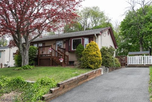 27 E Shore Trl, Hardyston, NJ, 07460-1316 | Card Image
