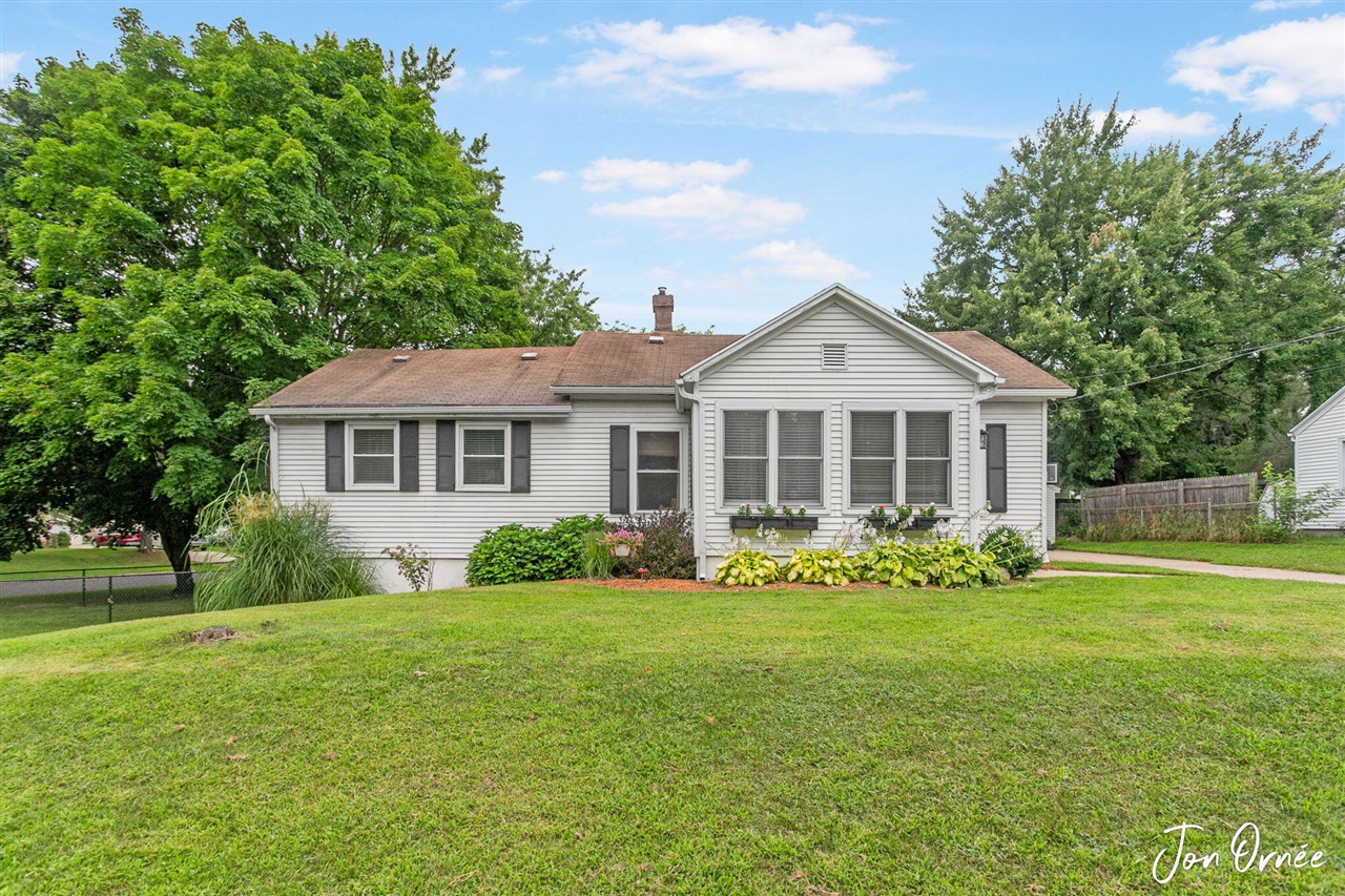 Chestnut Ave, Grandville, MI 49418