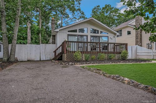 820 Bray Ave, Laurel, NY, 11948-1617 | Card Image
