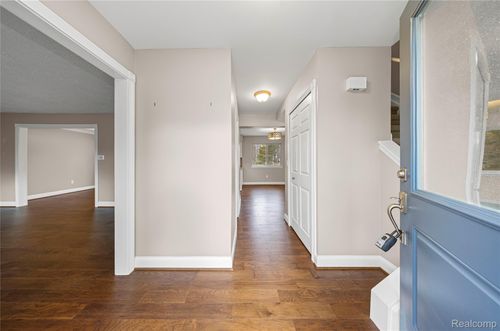 864 Dressler Ln, Rochester Hills, MI, 48307-3351 | Card Image