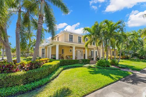 556 21st Ave Ne, St Petersburg, FL, 33704-4642 | Card Image