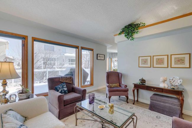 99 Hampshire Close Nw, Home with 4 bedrooms, 3 bathrooms and 4 parking in Calgary AB | Image 9