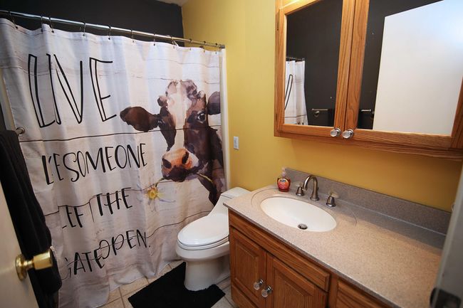 Main level full bath just off of two bedrooms & the kitchen area. | Image 21