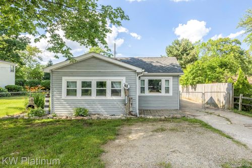 7377 Dogwood Rd, Lexington, MI, 48450-8811 | Card Image