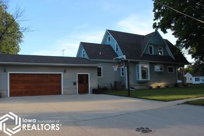 421 2nd Street Ne, Home with 4 bedrooms, 1 bathrooms and 2 parking in Hampton IA | Image 3