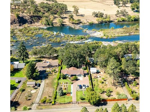 692 Echo Dr, Roseburg, OR, 97470-8474 | Card Image