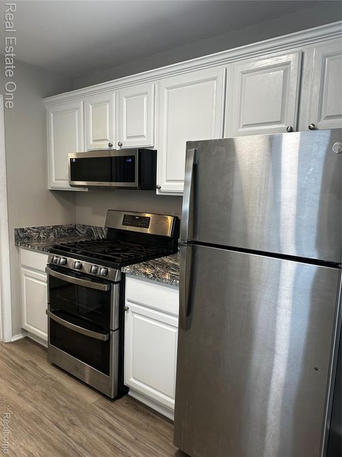 38 Kenyon Dr, Troy, MI, 48083-1010 | Card Image