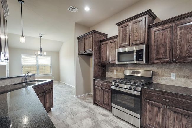 2024 W Black Powder Way, House other with 4 bedrooms, 2 bathrooms and null parking in Mustang OK | Image 6