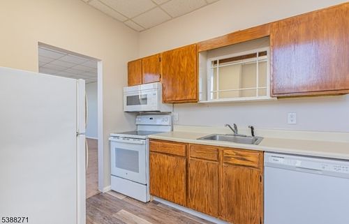 apt-3-110 Cornelia St, Boonton Twp, NJ, 07005-1700 | Card Image