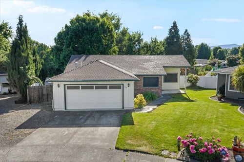 154 Silverwood Court, Central Point, OR, 97502 | Card Image