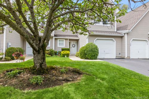 124 Erin Ln, East Setauket, NY, 11733-6445 | Card Image