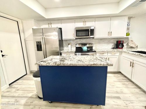 9040 E Winchcomb Dr, Scottsdale, AZ, 85260-7002 | Card Image