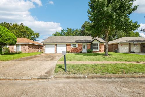 4202 Townes Forest Rd, Friendswood, TX, 77546-4253 | Card Image