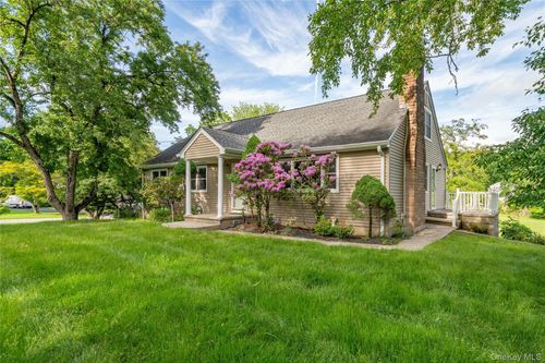 10 Horseshoe Rd, Mount Kisco, NY, 10549-3612 | Card Image