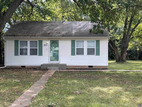 901 Se Pinecrest Dr, Topeka, KS, 66605-2717 | Card Image