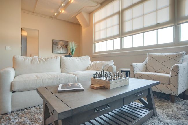 Living area with rail lighting | Image 21