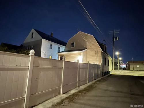 2486 Danforth St, Hamtramck, MI, 48212-3655 | Card Image