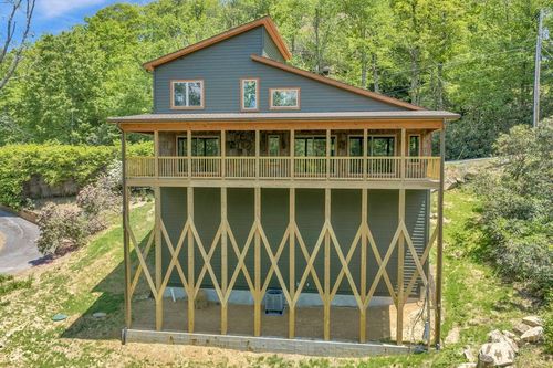 150 Mistletoe Ln, Blowing Rock, NC, 28605-9146 | Card Image