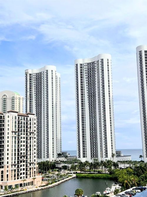 915-300 Bayview Dr, Sunny Isles Beach, FL, 33160-4745 | Card Image