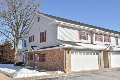 326 Kettle Moraine Dr N, Slinger, WI, 53086-9064 | Card Image