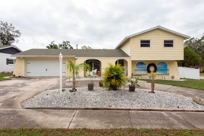 813 Kingswood Place, House other with 4 bedrooms, 3 bathrooms and null parking in Brandon FL | Image 1