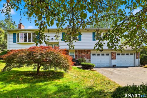 27 Homesteader Ln, West Haven, CT, 06516-6615 | Card Image