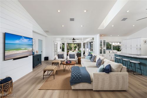 339 4th Ave N, Naples, FL, 34102-8423 | Card Image