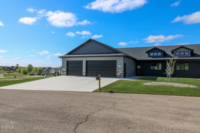 8127 Hawktree Dr, Townhouse with 3 bedrooms, 2 bathrooms and null parking in Bismarck ND | Image 71