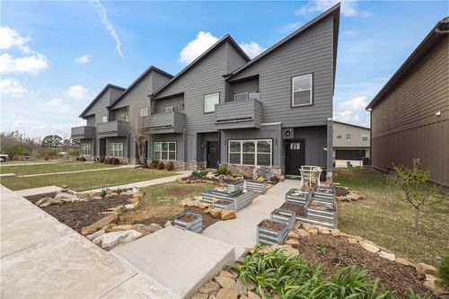 2240 W Moore Ln, Fayetteville, AR, 72704-6981 | Card Image