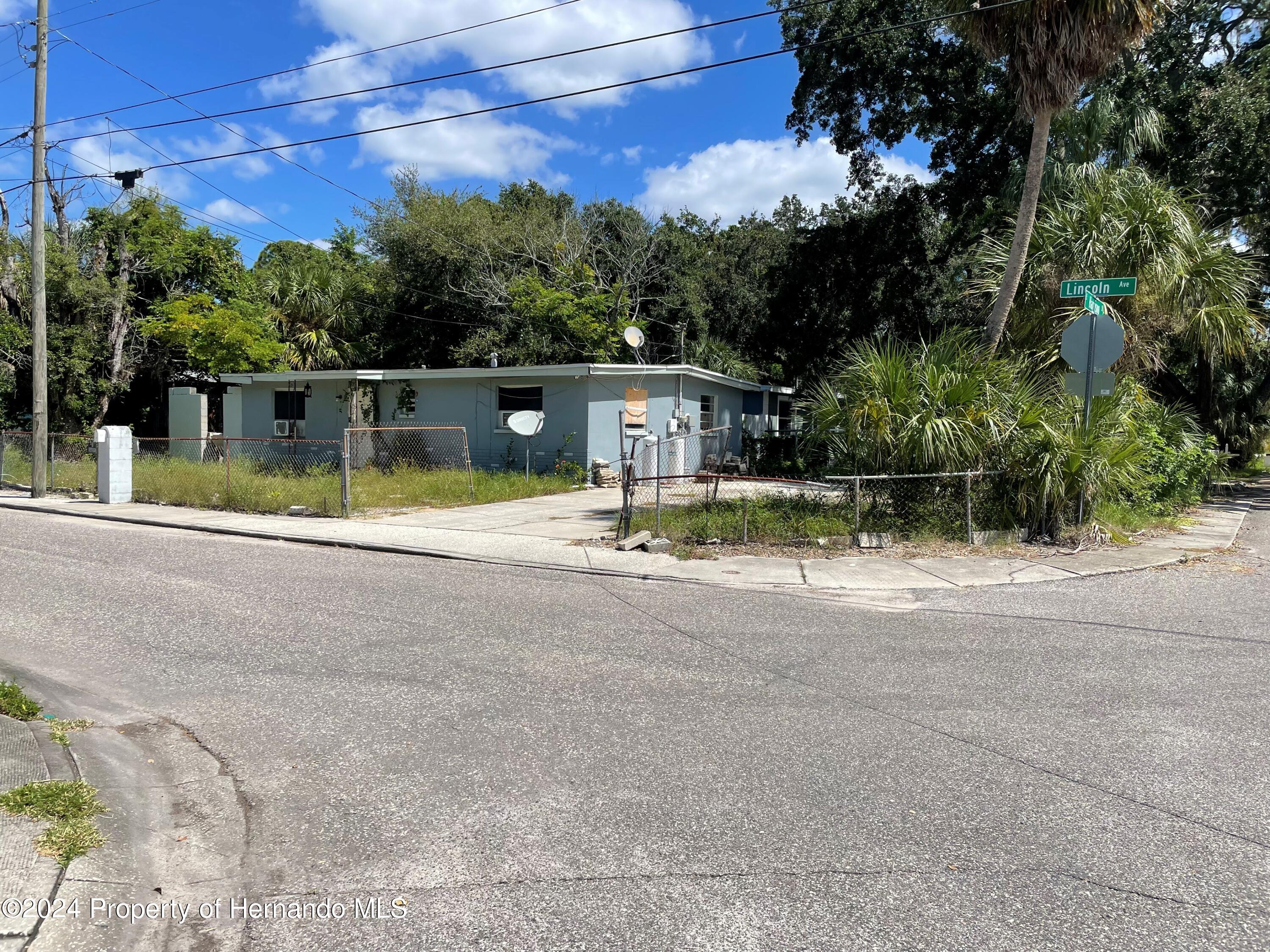 Lincoln Ave, Tarpon Springs, FL 34689