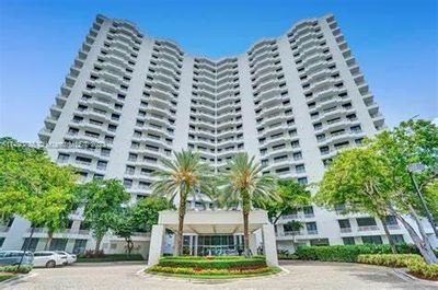 1701 - 3300 Ne 192nd St, Condo with 2 bedrooms, 2 bathrooms and null parking in Aventura FL | Image 1